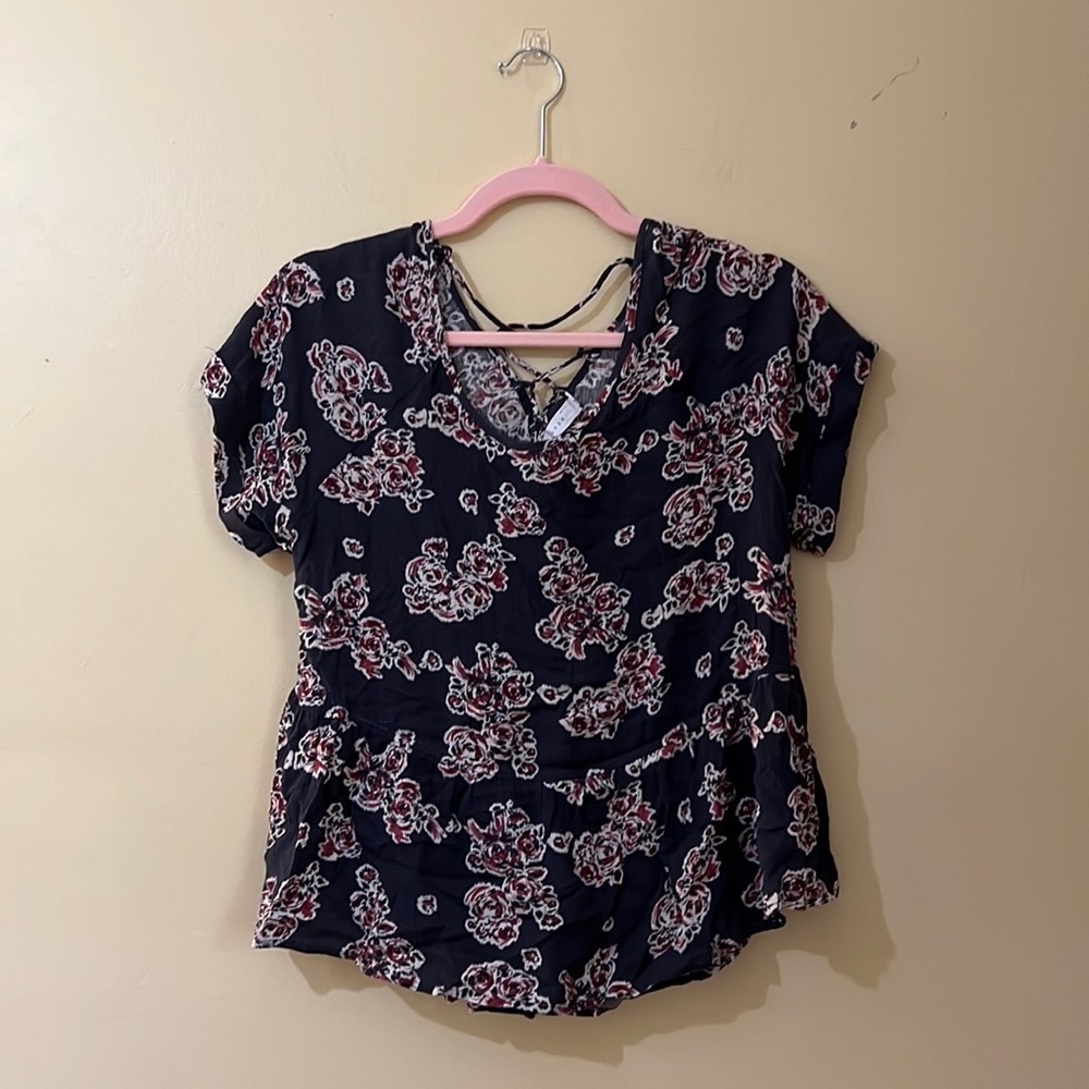 Women’s Lush floral blouse with back detail. Size S great condition no flaws.